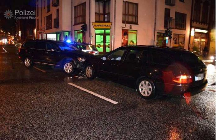 Im Kreuzungsbereich zusammen gestoßen