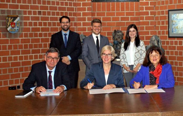Bernd E. Lauerbach, Leyla Akinci und Theresia Riedmaier bei der Vertragsunterzeichnung Bernd E. Lauerbach, Dr. Katja Wolf und Theresia Riedmaier bei der Vertragsunterzeichnung (Foto: Kreisverwaltung SÜW)