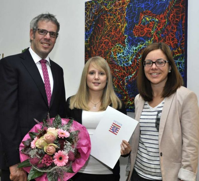 Saskia Vetter (m.) mit Landrat Christian Engelhardt und Julia Mühlfeld Saskia Vetter (m.) mit Landrat Christian Engelhardt und Julia Mühlfeld (Foto: Kreis Bergstraße)