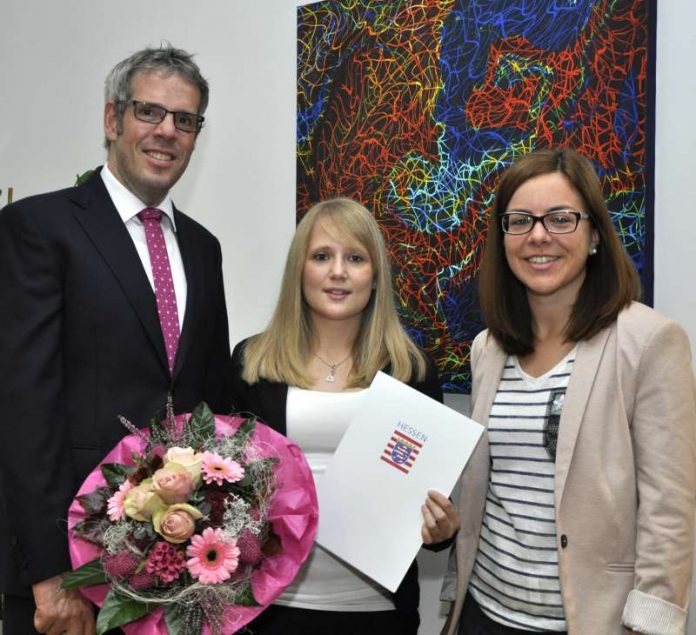 Saskia Vetter (m.) mit Landrat Christian Engelhardt und Julia Mühlfeld (Foto: Kreis Bergstraße)