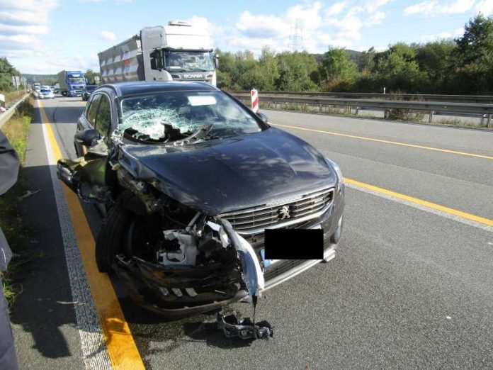 Das unfallbeschädigte Fahrzeug (Foto: Polizei)