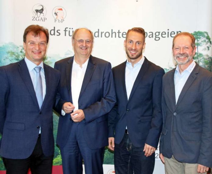 Zoochef Dr. Matthias Reinschmidt, Bürgermeister Michael Obert, René Wüst, Leiter des Fonds und Vorstandsmitglied der ZGAP, Dr. Clemens Becker, Vize-Zoochef und Kurator Artenschutz beim Zoo. Zoochef Dr. Matthias Reinschmidt, Bürgermeister Michael Obert, René Wüst, Leiter des Fonds und Vorstandsmitglied der ZGAP, Dr. Clemens Becker, Vize-Zoochef und Kurator Artenschutz beim Zoo. (Foto: Zoo Karlsruhe)