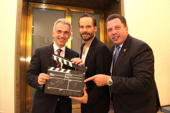 OB Peter Feldmann mit Wanja Mues und Stephan Siegler vor Preview von 'Ein Fall für zwei' (Foto: Stadt Frankfurt / Stefan_Maurer)