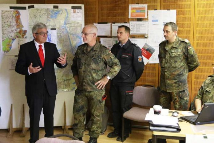 Innenminister Lewentz und Oberst Mattes beim KVK Ludwigshafen (Foto: LKdo RP/Welk) Innenminister Lewentz und Oberst Mattes beim KVK Ludwigshafen (Foto: LKdo RP/Welk)