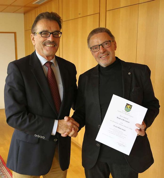 Manfred Herrmann (r.) wude von Landrat Franz-Josef Diel in den Ruhestand versetzt (Foto: Kreisverwaltung Bad Kreuznach)