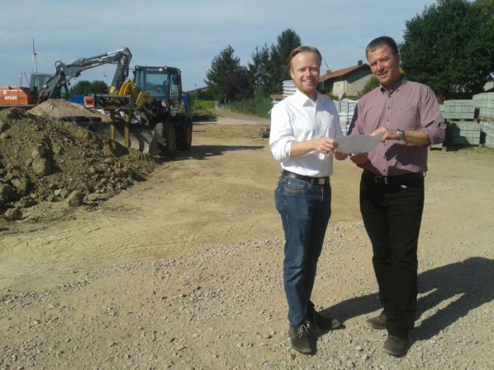 Bundestagsabgeordneter Jan Metzler informiert sich bei Ortsbürgermeister Heiko Schmittbetz über den Stand der aktuellen Erschließungsmaßnahme im Gewerbegebiet „An der B420“ (Foto: Michaela Riedl, Mainz)