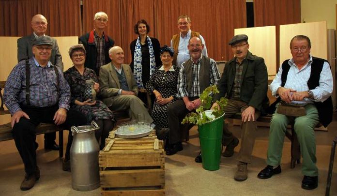 Die Akteure des Abends: Manfred Frey, Philipp Blödel, Silke Barth, Hans Hofmeister, Günter Hammen, Susanne Schwarz-Steinherz, Irmgart Nehrbaß, Axel Heß, Hermann Aumüller, Volkhard Hammen und Ehrenfried Strunk (Foto: Simone Winter-Schindel)