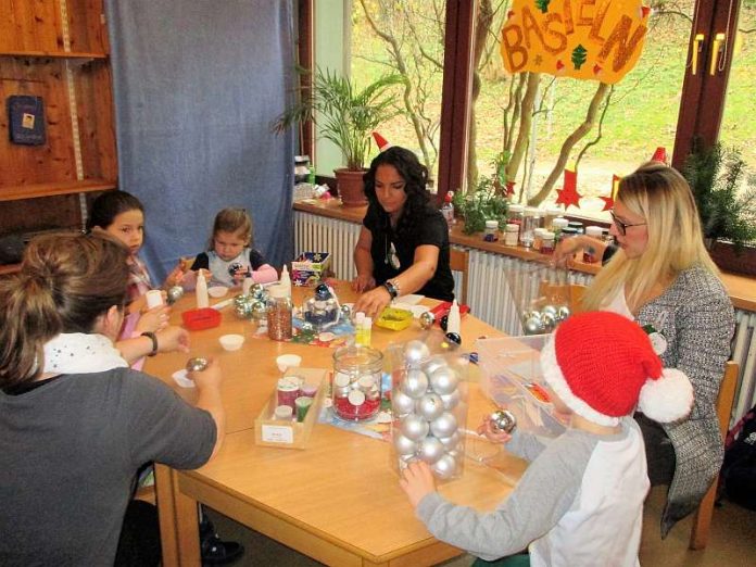 Kinder und Eltern der Kita Löwenzahn basteln für den Weihnachtsmarkt (Foto: Stadt Heppenheim)