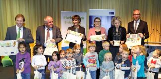 v.l.: Günter Reichart (EWR), Hanns-Detlev Höhne (Mainzer Stadtwerke), Marianne Grosse (Kulturdezernentin Stadt Mainz), Dr. Stefanie Hubig (Bildungsministerin des Landes Rheinland-Pfalz), Dr. Annette Ludwig (Direktorin Gutenberg-Museum), Dr. Jörg F. Maas (Geschäftsführer Stiftung Lesen). (Foto: Stiftung Lesen / Alexander Sell)