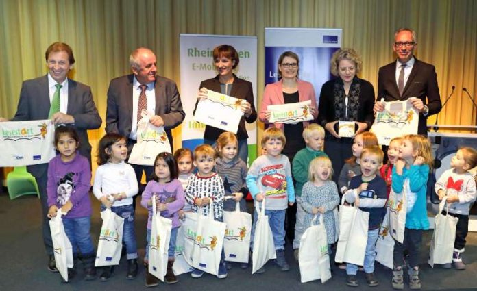 v.l.: Günter Reichart (EWR), Hanns-Detlev Höhne (Mainzer Stadtwerke), Marianne Grosse (Kulturdezernentin Stadt Mainz), Dr. Stefanie Hubig (Bildungsministerin des Landes Rheinland-Pfalz), Dr. Annette Ludwig (Direktorin Gutenberg-Museum), Dr. Jörg F. Maas (Geschäftsführer Stiftung Lesen). (Foto: Stiftung Lesen / Alexander Sell)