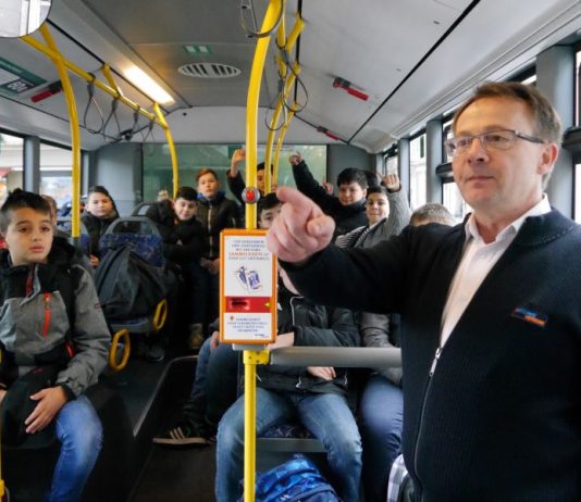 ESWE-Mitarbeiter Wolfram Berkhahn erklärt den Fünftklässlern der Werner-von-Siemens-Schule wie man sich im Bus richtig verhält. (Foto: ESWE Verkehrsgesellschaft mbH)