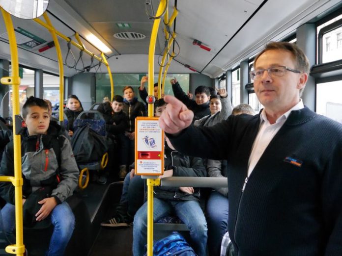 ESWE-Mitarbeiter Wolfram Berkhahn erklärt den Fünftklässlern der Werner-von-Siemens-Schule wie man sich im Bus richtig verhält. (Foto: ESWE Verkehrsgesellschaft mbH)