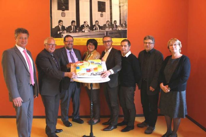 Ein Grund zum Feiern: Nach 25 Jahren brachten die Vertreter der Städte und Gemeinden mit dem Förderverein der MuKs ihre Solidarität mit den Gründer-Vätern des Trägerverbandes „Zweckverband Musik- und Kunstschule Bruchsal“ zum Ausdruck. (Foto: Stadt Bruchsal) Ein Grund zum Feiern: Nach 25 Jahren brachten die Vertreter der Städte und Gemeinden mit dem Förderverein der MuKs ihre Solidarität mit den Gründer-Vätern des Trägerverbandes „Zweckverband Musik- und Kunstschule Bruchsal“ zum Ausdruck. (Foto: Stadt Bruchsal)