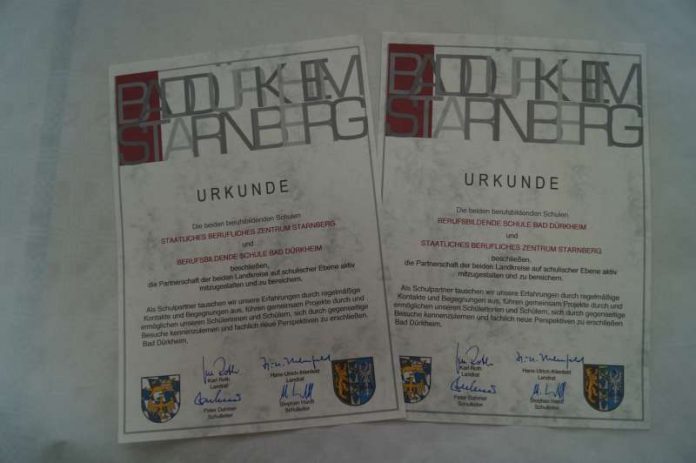 Die Partnerschaftsurkunden (Foto: Kreisverwaltung Bad Dürkheim) Die Partnerschaftsurkunden (Foto: Kreisverwaltung Bad Dürkheim)