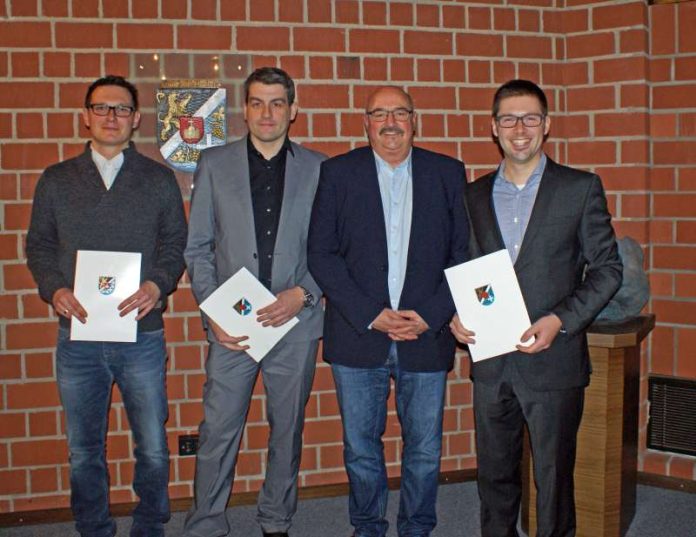 Kreisbeigeordneter Helmut Geißer (2.v.r.) mit den neuen Leitenden Notärzten Dr. Christoph Misch, Johannes Becker und Daniel Schäfer (v.l.n.r.). (Foto: Kreisverwaltung Südliche Weinstraße)