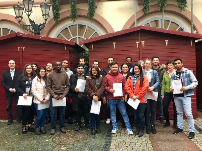 Erfolgreiche Teilnehmerrinnen und Teilnehmer der Integrationskurse der Neustadter Volkshochschule (Foto: Stadtverwaltung Neustadt)