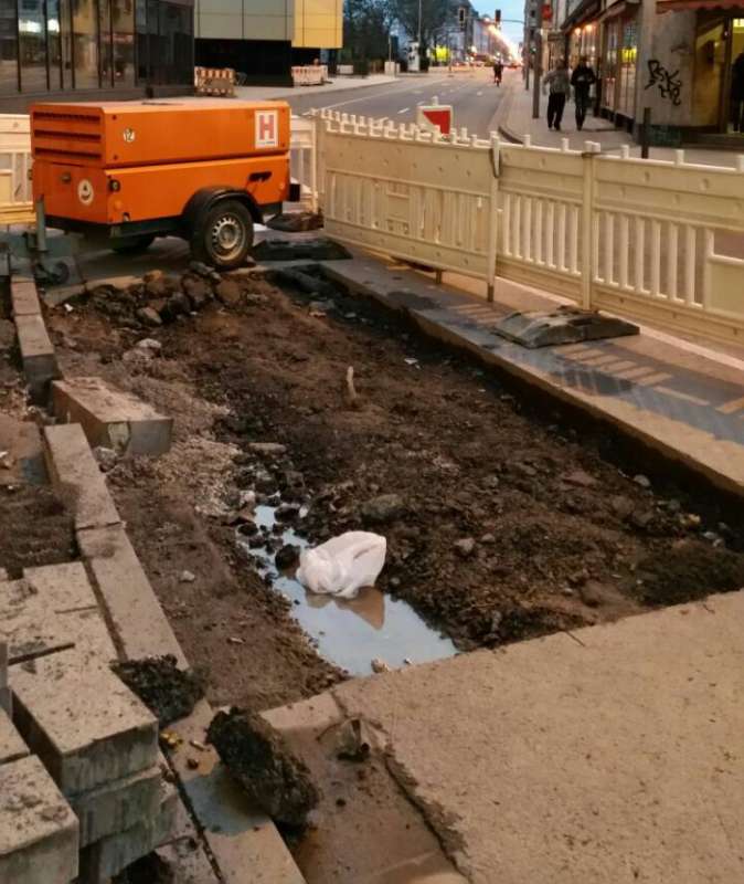 Die Baustelle direkt vor der Mall (Foto: Hans Trinkaus)