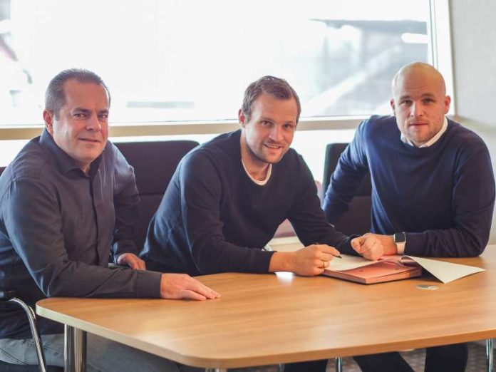 Volker Kersting, Leiter des Nachwuchsleistungszentrums, U-17-Trainer Bo Svensson und 05-Sportdirektor Rouven Schröder (von links nach rechts) bei der Vertragsunterzeichnung (Foto: Mainz 05/Schmidt)