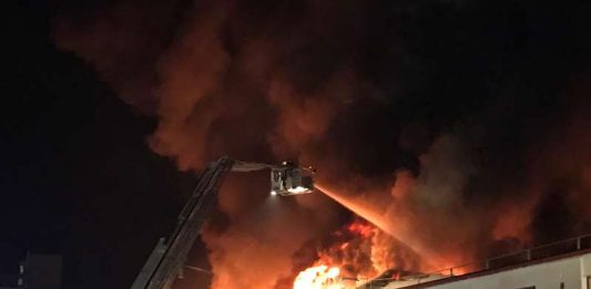 Eine Lagerhalle stand in Vollbrand (Foto: Feuerwehr Weinheim)