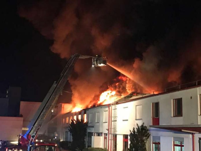 Eine Lagerhalle stand in Vollbrand (Foto: Feuerwehr Weinheim)