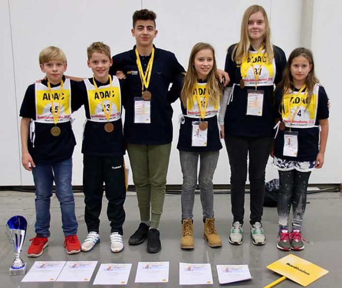 Stolz präsentiert sich das sechsköpfige Team des ADAC Nordbaden e.V. (v.l.n.r): Salli Wiese, Markus Beck, Atilla Bicer, Lilian Wiese, Shanice Sobeschuk, Maya Guckland (Foto: ADAC)