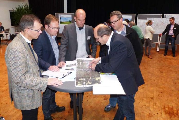 Vertreter von Westnetz und der Stadt Kirn im Gespräch über den geplanten Leitungsverlauf. (Foto: Westnetz GmbH)