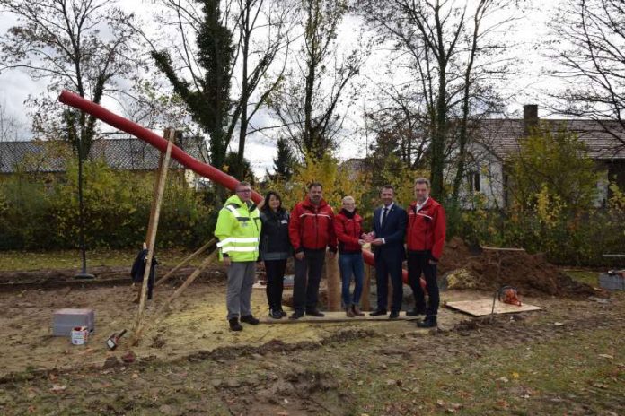 Firma Scholpp schenkt einen Schaukelkran (Foto: Stadt Sinsheim)