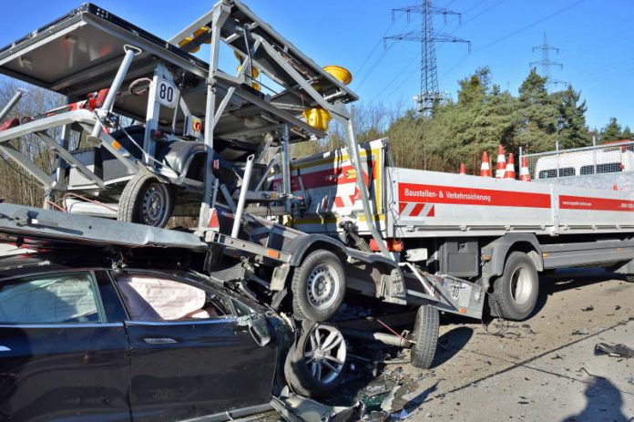 Als Rettungskräfte eintrafen war die Unfallstelle ein großes Trümmerfeld