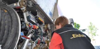 Beamter der Eichverwaltung kontrolliert die Messanlage eines Tankwagens (Foto: Regierungspräsidium Tübingen)