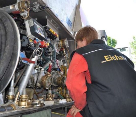 Beamter der Eichverwaltung kontrolliert die Messanlage eines Tankwagens (Foto: Regierungspräsidium Tübingen)