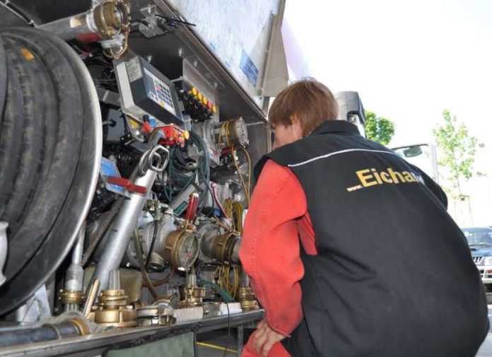 Beamter der Eichverwaltung kontrolliert die Messanlage eines Tankwagens (Foto: Regierungspräsidium Tübingen)