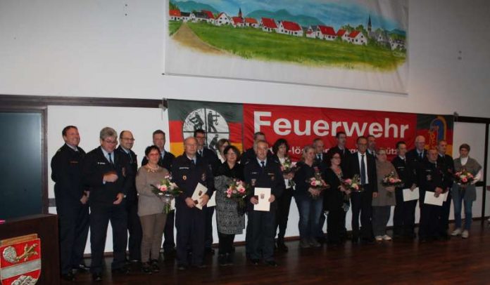 Landrat Dr. Fritz Brechtel verlieh 20 Feuerwehrangehörigen das Goldene Feuerwehr-Ehrenabzeichen (Foto: Kreisverwaltung Germersheim)