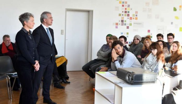 OB Peter Feldmann und Ina Hartwig besuchen Akademie für Kommunikation und Design (Foto: Rainer Rüffler)