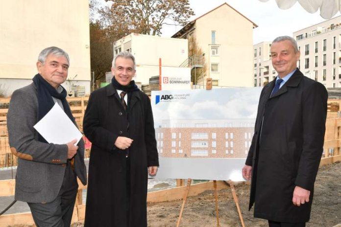 OB Peter Feldmann mit Norbert Berghof und Frank Junker auf ABG-Baustelle in der Preungesheimer Straße 24 (Foto: Rainer Rüffer)