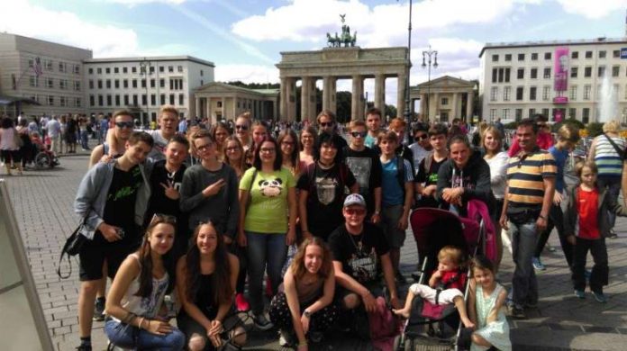 Die Sommerfreizeit 2016 –unser Bild zeigt die Reisegruppe vor dem Brandenburger Tor- stieß auf große Resonanz. Die Nachfrage war riesengroß. Deshalb für 2017 gleich anmelden, wenn man in Spanien dabei sein möchte. Anmeldungen werden ab sofort entgegengenommen. Die Sommerfreizeit 2016 –unser Bild zeigt die Reisegruppe vor dem Brandenburger Tor- stieß auf große Resonanz. Die Nachfrage war riesengroß. Deshalb für 2017 gleich anmelden, wenn man in Spanien dabei sein möchte. Anmeldungen werden ab sofort entgegengenommen.