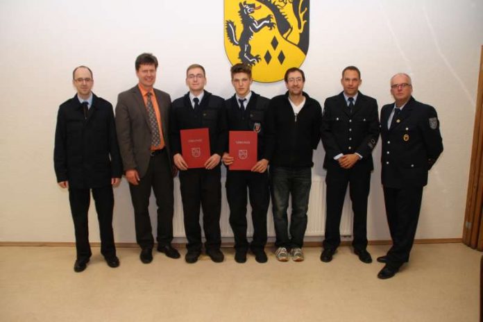 Stv. Wehrführer Swen Rheinheimer, Bürgermeister Harald Westrich, Sebastian Barthel, Justin Eser, Timo Schäfer, 1. stv. Wehrleiter Hendrik Braun und Wehrführer Hans-Peter Spohn. (Foto: Feuerwehr VG Otterbach-Otterberg)