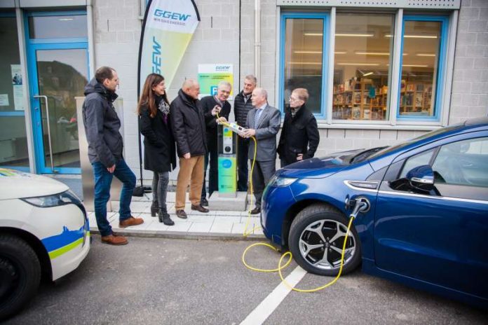 Bei der Einweihung des Ladepunkts an der Heinrich Metzendorf Schule: Dominik Rudolf, PR-Manager Bereich Marketing & Kommunikation GGEW AG; Susanne Schäfer, Bereichsleiterin Marketing & Kommunikation GGEW AG; Wolfgang Freudenberger, Schulleiter Heinrich Metzendorf Schule; Friedrich Eichenauer, Stellv. Schulleiter Heinrich Metzendorf Schule; Helmut Cech, Abteilungsleiter Abt. 3 Heinrich Metzendorf Schule; Rainer Babylon, Bereichsleiter Vertrieb & Services GGEW AG; Marco Weißmüller, Leiter Team Gewerbe im Bereich Vertrieb & Services GGEW AG (v. l.) (Foto: GGEW AG/ Marc Fippel Fotografie)