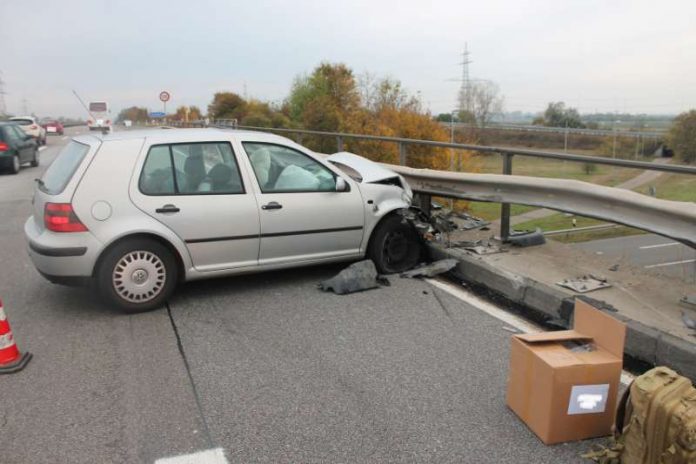 Der PKW prallte in die rechten Schutzplanken (Foto: Polizei)