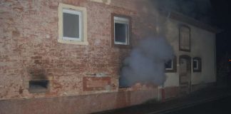 Rauch aus Kellerfenster (Foto: Polizei)
