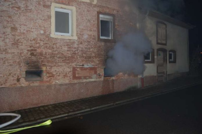 Rauch aus Kellerfenster (Foto: Polizei) Rauch aus Kellerfenster (Foto: Polizei)
