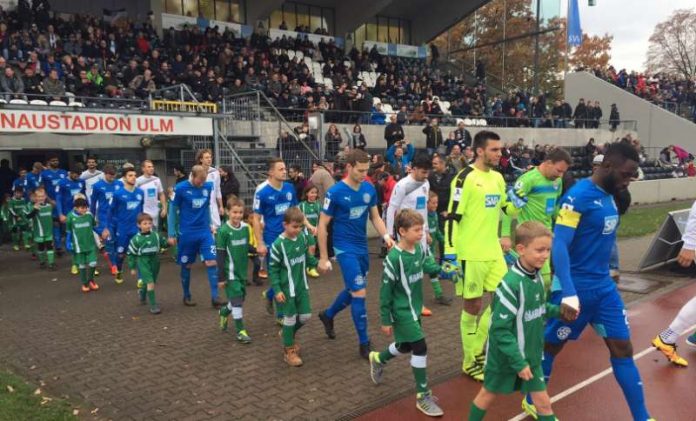 Der Einzug der Mannschaften (Foto: FC-Astoria Walldorf)