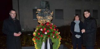 Oberbürgermeister Thomas Hirsch (rechts), Bürgermeister Dr. Maximilian Ingenthron und Stadtarchivarin Christine Kohl-Langer vor dem neu gestalteten Synagogenmahnmal. (Foto: Stadt Landau in der Pfalz)