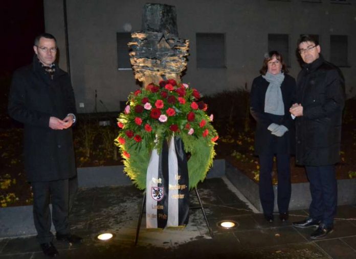 Oberbürgermeister Thomas Hirsch (rechts), Bürgermeister Dr. Maximilian Ingenthron und Stadtarchivarin Christine Kohl-Langer vor dem neu gestalteten Synagogenmahnmal. (Foto: Stadt Landau in der Pfalz)