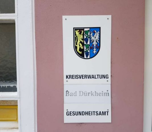 Schild Gesundheitsamt Neustadt an der Weinstraße (Foto: Holger Knecht)