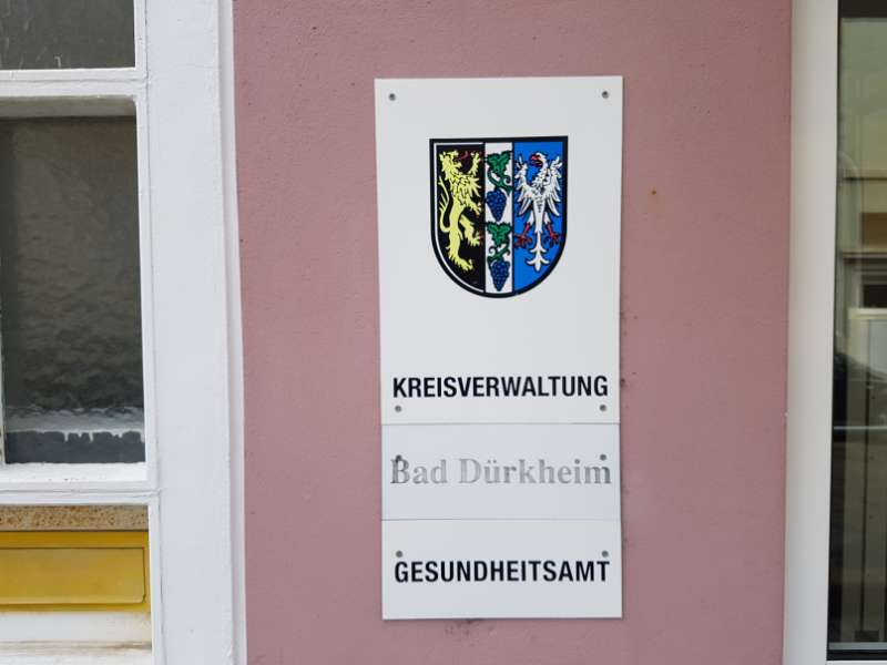 Schild Gesundheitsamt Neustadt an der Weinstraße (Foto: Holger Knecht)