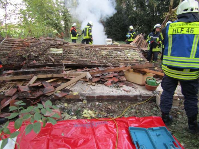Ein Gartenhaus war eingestürzt (Foto: Feuerwehr Haßloch) Foto: Feuerwehr Haßloch