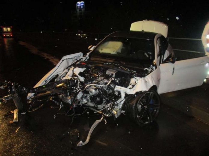 Der Fahrer wurde schwer verletzt (Foto: Polizei)