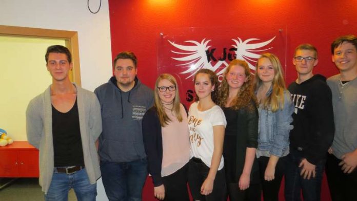 Die neue Lagerleitung für das Zeltlager. v.l. Philip Seyfferle, Tim Peterl, Lenia Eberle. (Miriam Reiboldt fehlt). Danach die Pfarrjugendleitung: Lorena Pfenning, Viktoria Biebl, Zoe Noordam, Lars Ehrmann und Nicolas Thamm. (Foto: KjG St. Michael Viernheim) Die neue Lagerleitung für das Zeltlager. v.l. Philip Seyfferle, Tim Peterl, Lenia Eberle. (Miriam Reiboldt fehlt). Danach die Pfarrjugendleitung: Lorena Pfenning, Viktoria Biebl, Zoe Noordam, Lars Ehrmann und Nicolas Thamm. (Foto: KjG St. Michael Viernheim)
