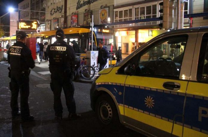 Präsenz zeigen: Durch die gemeinsame Schwerpunktkontrolle von Polizei und VBK wurde das Sicherheitsgefühl der Fahrgäste gestärkt (Foto: VBK).