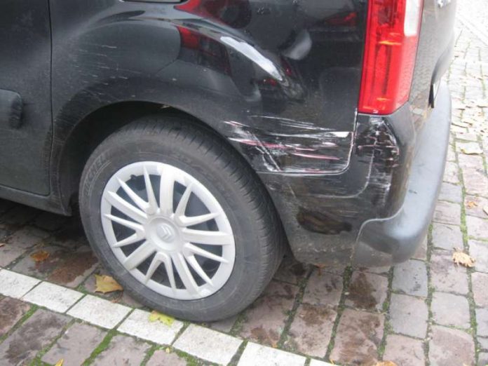 Das beschädigte Auto (Foto: Polizei) Das beschädigte Auto (Foto: Polizei)
